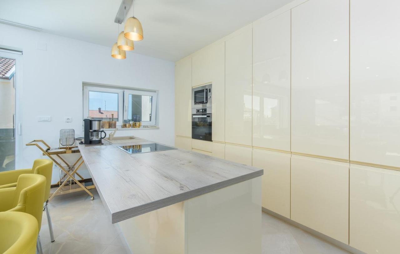 Modern Apartments With Shared Pool Near The Sea Pula Exterior foto