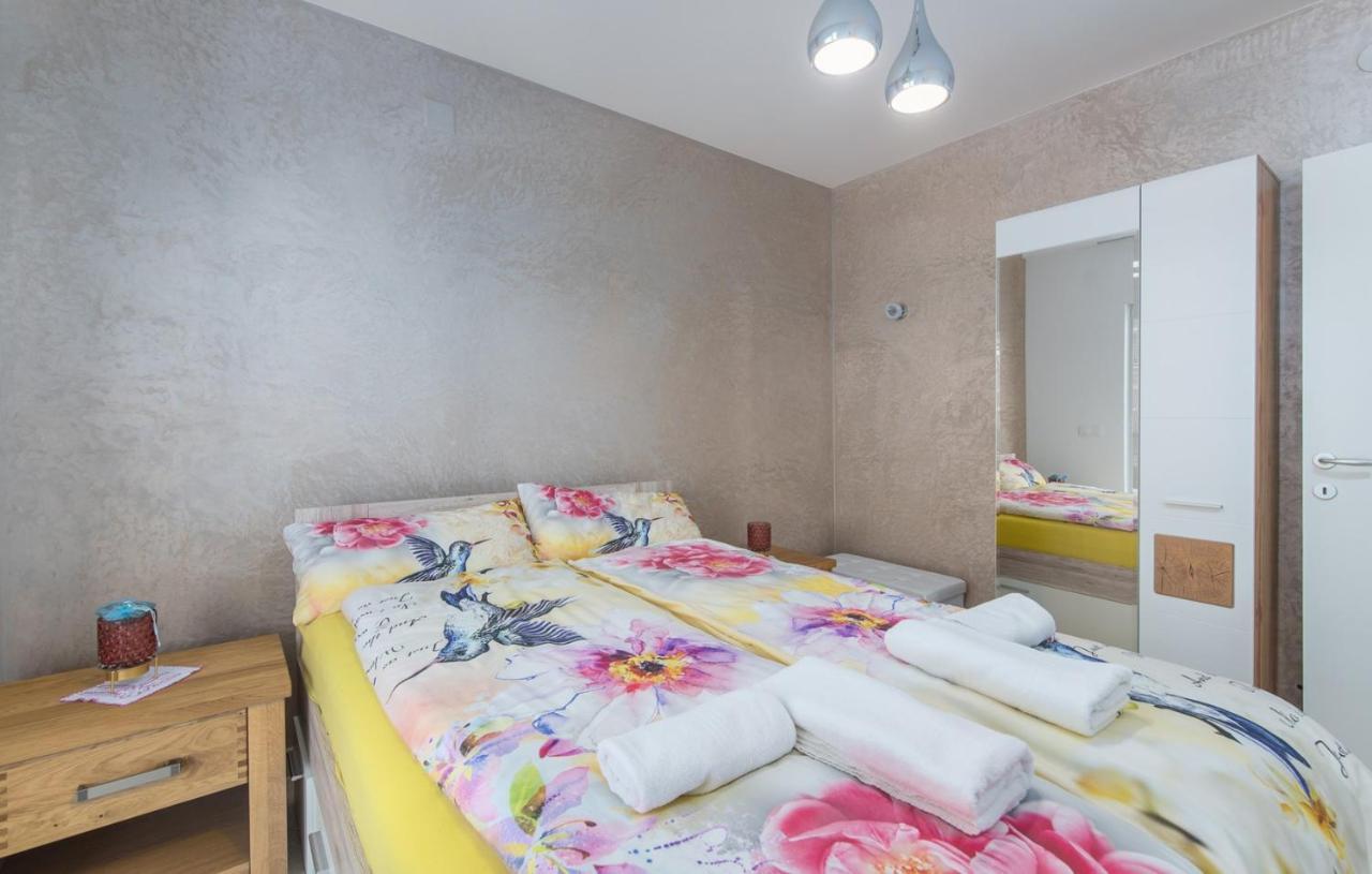 Modern Apartments With Shared Pool Near The Sea Pula Exterior foto