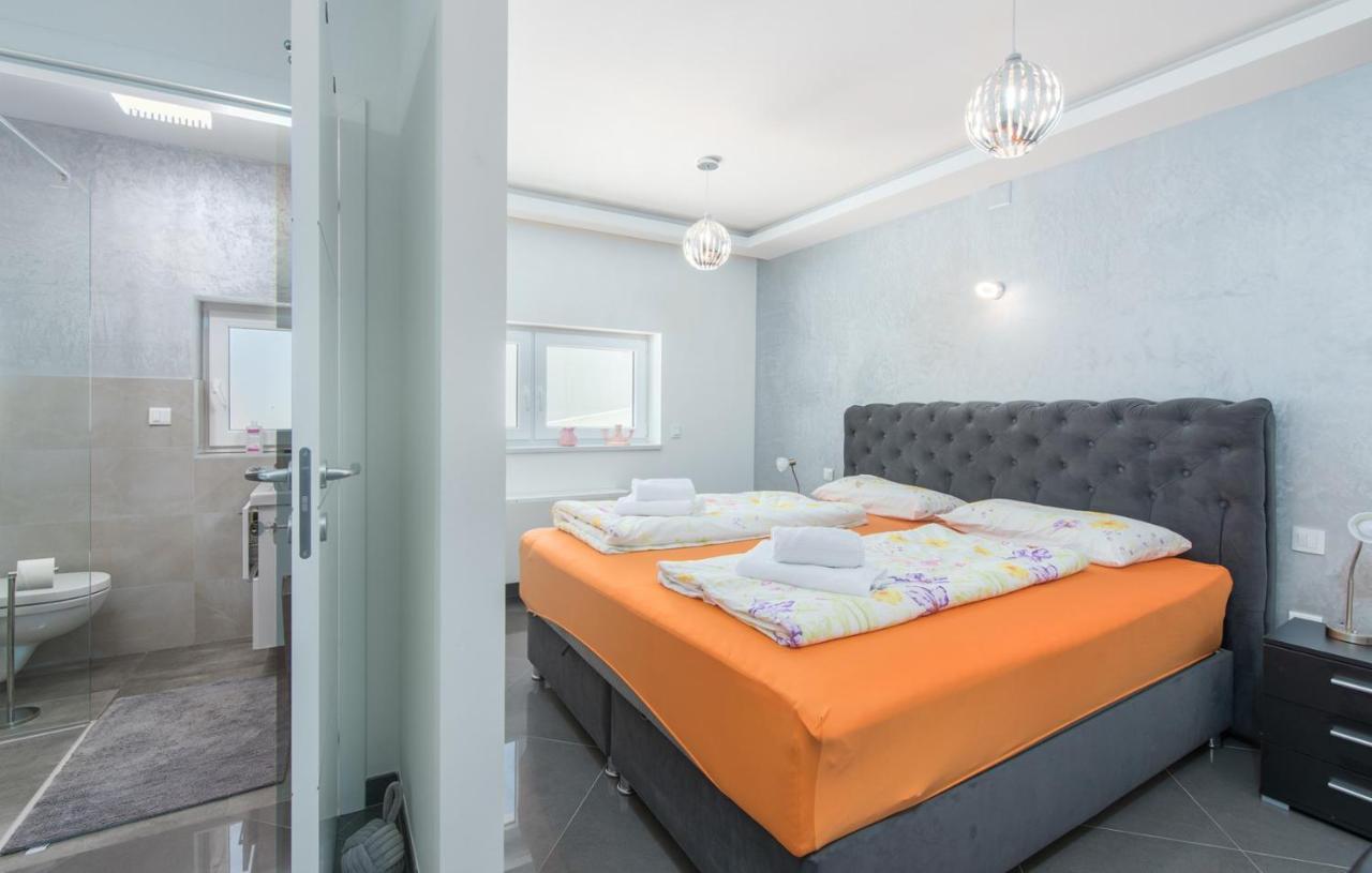 Modern Apartments With Shared Pool Near The Sea Pula Exterior foto
